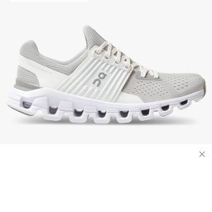 ON CLOUD🍂🍁CLOUDSWIFT white/ glacier Running Shoe women’s size 8